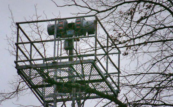 Motorsirene montiert auf einem hohen Turm - Motorsirene zum Erzeugen des Fliegeralarms